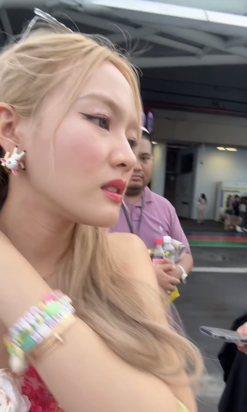 Chopluem Thammapunya và bạn bè thất thần vì bị lừa đảo, không được vào sân xem Taylor diễn.