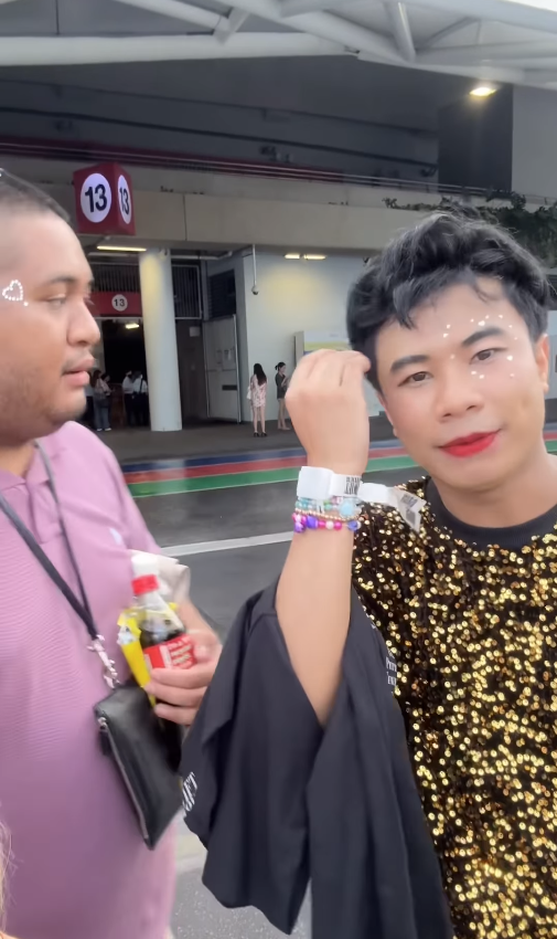 Chopluem Thammapunya và bạn bè thất thần vì bị lừa đảo, không được vào sân xem Taylor diễn.