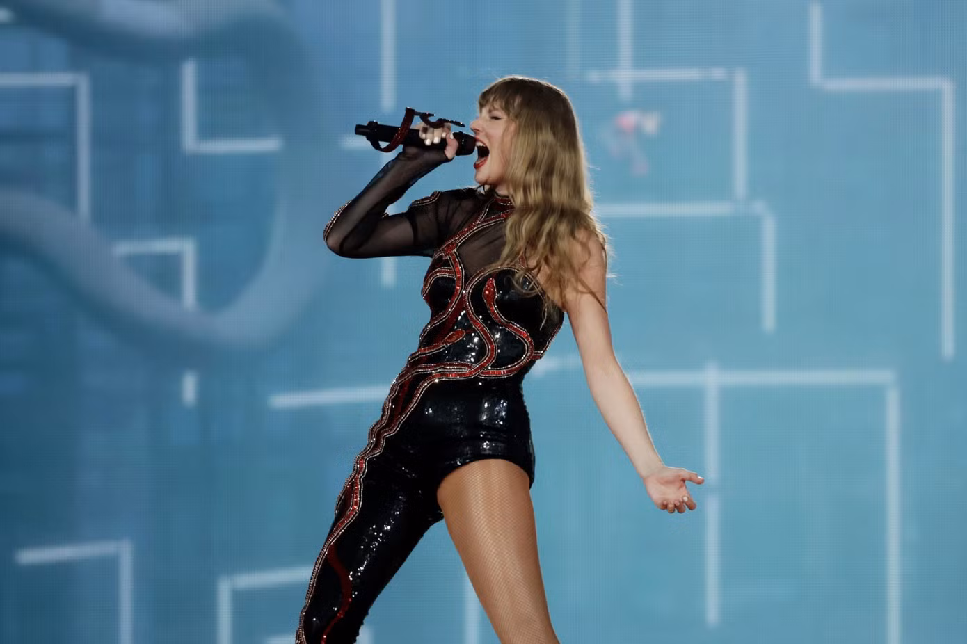 Một số người phỏng đoán Taylor bị ốm do thay đổi thời tiết. Ảnh: Getty Images.
