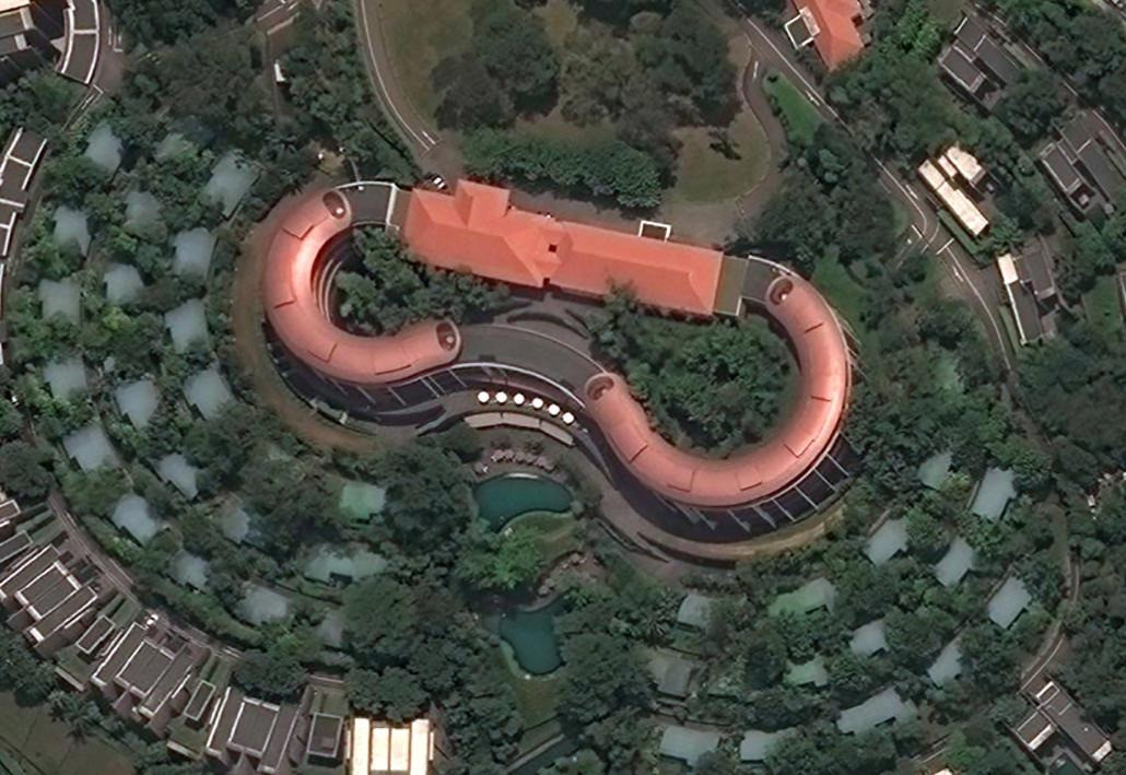 Khu nghỉ dưỡng được bao quanh bởi cây xanh, tách biệt với thành phố đông đúc. Ảnh: Getty Images.