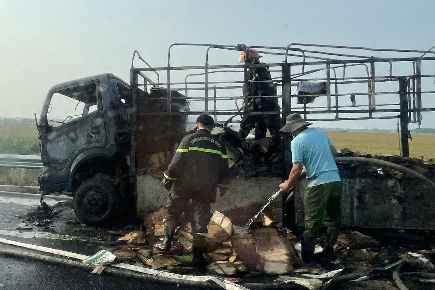 Lực lượng chức năng đến hiện trường dập tắt đám cháy. Ảnh: G.T