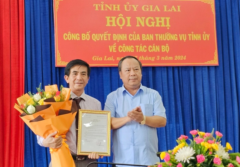 Phó Bí thư Thường trực Tỉnh ủy Châu Ngọc Tuấn (bìa phải) trao quyết định chuẩn y Phó Bí thư Thành ủy Pleiku cho đồng chí Võ Phúc Ánh. Ảnh: Ngọc Sang.