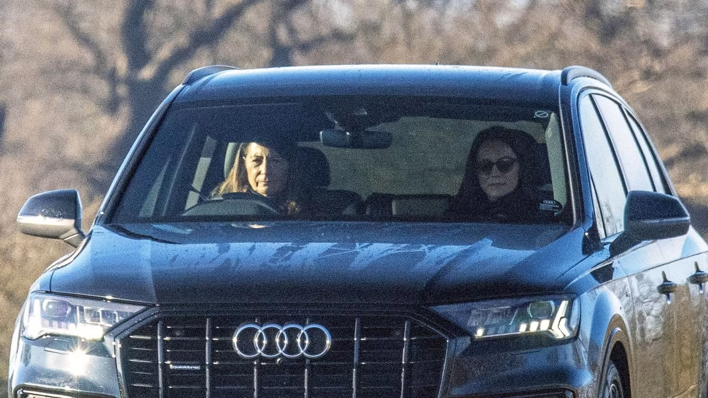 Công nương Kate được mẹ chở bằng xe Audi ở gần Lâu đài Windsor. Ảnh: BackGrid.