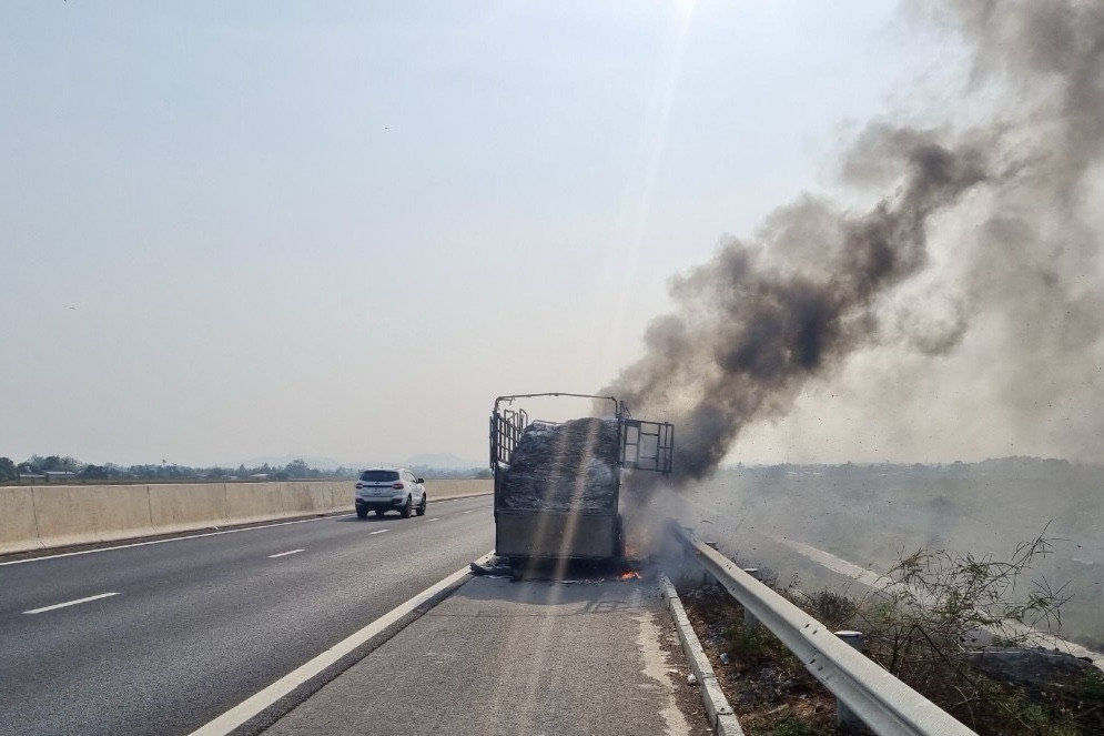 Xe tải biển số tỉnh Đồng Nai cháy trên cao tốc Phan Thiết - Dầu Giây. Ảnh: T.P