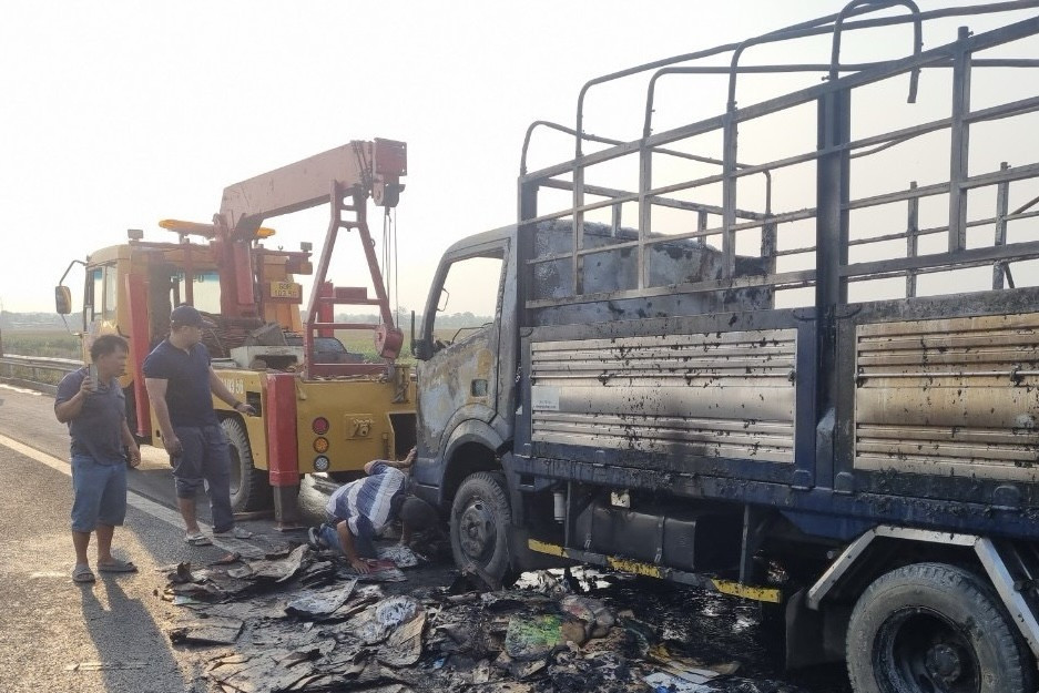 Di chuyển xe tải bị cháy khỏi cao tốc. Ảnh: T.P