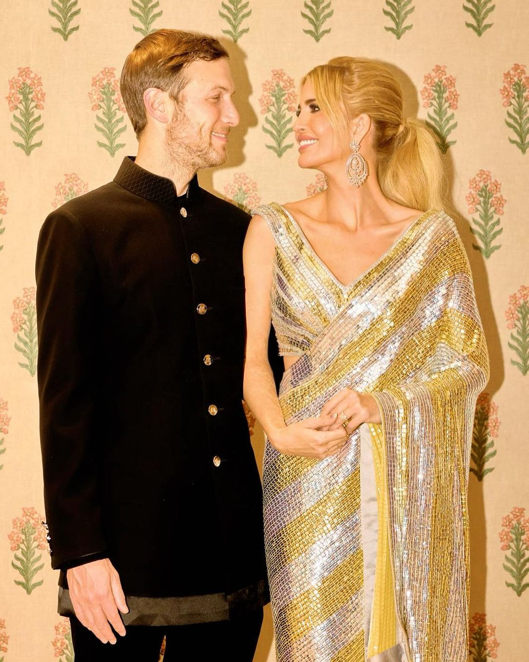 Xuyên suốt sự kiện, Ivanka xuất hiện trong những bộ sari - trang phục truyền thống Ấn Độ khác nhau. Cô khiến cộng đồng mạng trầm trồ trước diện mạo vương giả, thanh lịch mà không kém phần quyến rũ.