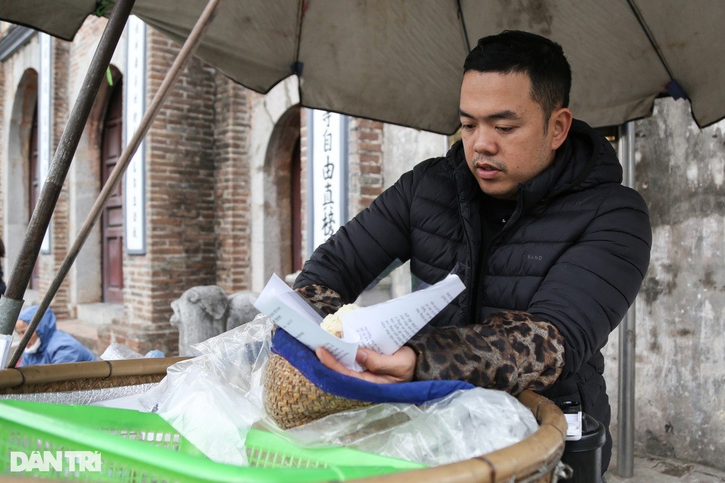 Vợ chồng anh Việt Anh bán được khoảng 200-300 gói xôi mỗi buổi (Ảnh: Nguyễn Sơn).