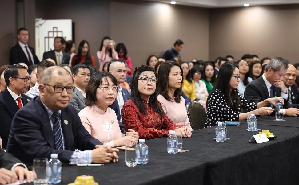 Phu nhân Lê Thị Bích Trân và cán bộ, nhân viên các cơ quan đại diện và cộng đồng người Việt Nam tại Australia. (Ảnh: Dương Giang/TTXVN) Phu nhân Lê Thị Bích Trân và cán bộ, nhân viên các cơ quan đại diện và cộng đồng người Việt Nam tại Australia. (Ảnh: Dương Giang/TTXVN)