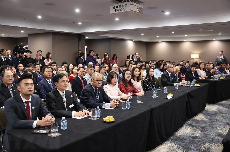 Phu nhân Lê Thị Bích Trân và cán bộ, nhân viên các cơ quan đại diện và cộng đồng người Việt Nam tại Australia. (Ảnh: Dương Giang/TTXVN) Phu nhân Lê Thị Bích Trân và cán bộ, nhân viên các cơ quan đại diện và cộng đồng người Việt Nam tại Australia. (Ảnh: Dương Giang/TTXVN)