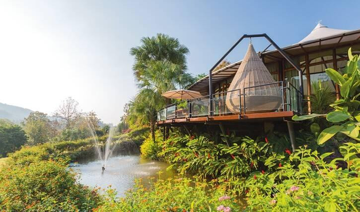 Kiến trúc sư cho biết, mặc dù ngôi nhà lấy cảm hứng từ túp lều nhưng lại được thiết kế theo phong cách hiện đại với nội thất tối tân, được bao quanh bởi cây cỏ, đồng ruộng. Đây là nơi dành cho sự thư giãn, nghỉ ngơi và là chốn bình yên để gắn kết tất cả các thành viên trong gia đình.