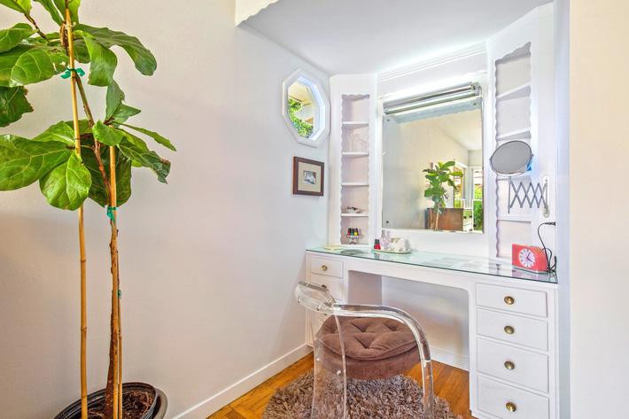 Một bàn trang điểm được lắp đặt ở góc của phòng ngủ, có thể dùng làm bàn viết.