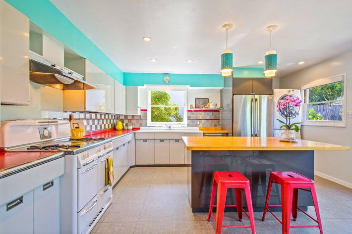 Trong nhà bếp, gia chủ giữ lại lớp gạch men cũ, tủ đựng đồ, bếp nấu, lò nướng từ những năm 50 của thế kỉ trước. Đồng thời gia chủ cũng bổ sung một số thiết bị gia dụng hiện đại với một đảo bếp và ghế nhựa.