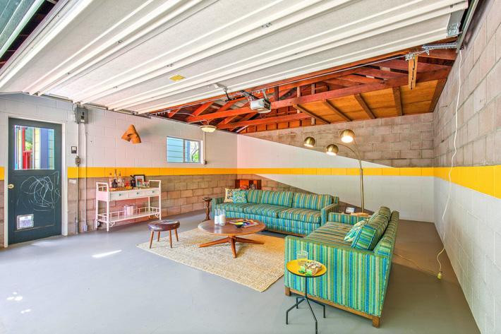 Đặc biệt, gara để xe của ngôi nhà được chuyển đổi thành khu vực tiếp khách và nếu cần khách cũng có thể ngủ tại đây.