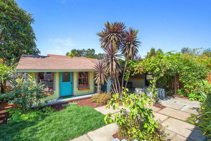 Ngôi nhà trong hình xây dựng từ năm 1952 ở bang California (Mỹ), được trang trí theo phong cách Địa Trung Hải. Sau khi mua lại, người chủ mới quyết định cải tạo trên cơ sở giữ nguyên cấu trúc ban đầu.