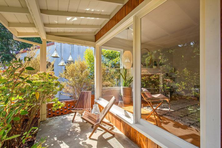 Mái hiên trước nhà luôn tràn ngập ánh nắng, được tận dụng làm không gian tiếp khách ấn tượng của gia chủ.