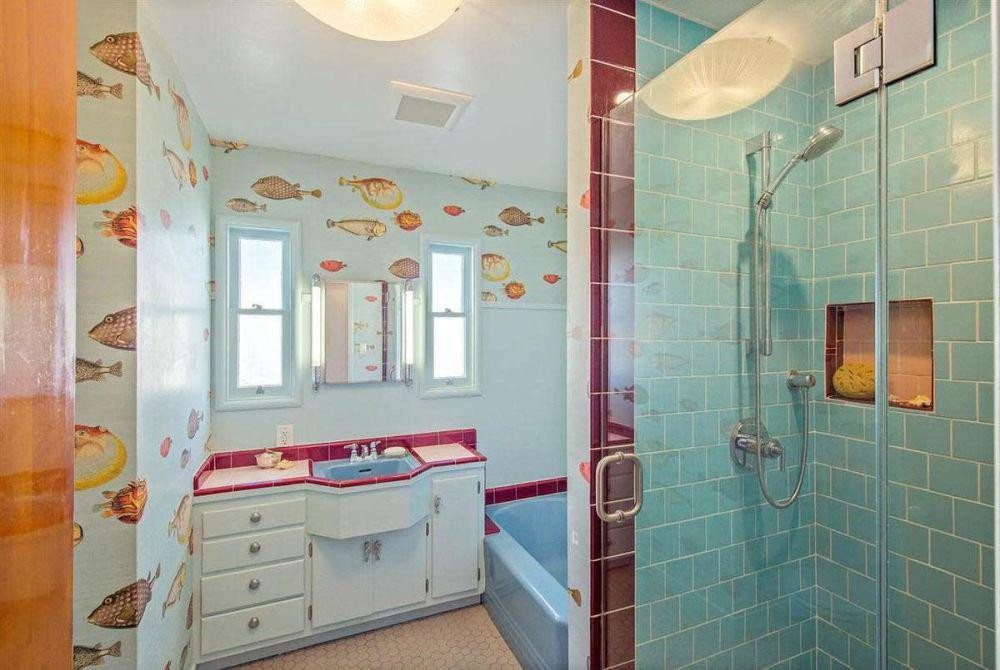 Ngôi nhà có hai phòng ngủ khá lớn với tủ quần áo mang phong cách trang trí cổ điển của thế kỷ XX.