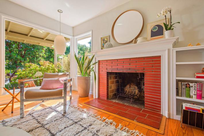 Lò sưởi cũ làm bằng gạch trong phòng khách được giữ lại để tạo bầu không khí ấm cúng.
