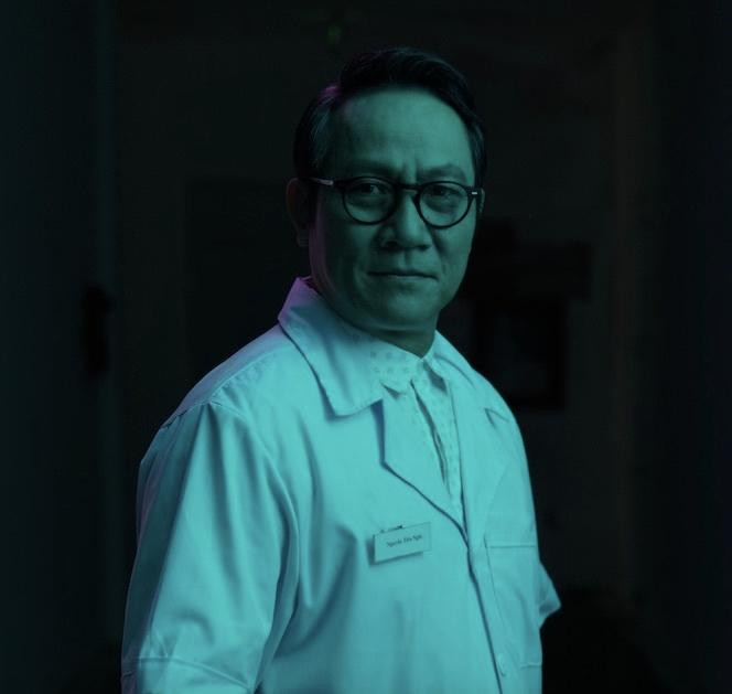 NSƯT Hoàng Hải với tạo hình bác sĩ thẩm mỹ Nghị trong 'Mặt nạ gương'. NSƯT Hoàng Hải với tạo hình bác sĩ thẩm mỹ Nghị trong 'Mặt nạ gương'.