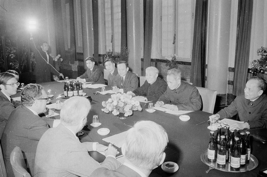 Cố vấn đặc biệt Lê Đức Thọ, Thủ tướng Phạm Văn Đồng và Phó Thủ tướng Nguyễn Duy Trinh trao đổi với Cố vấn đặc biệt của Tổng thống Mỹ, Tiến sỹ Henry Kissinger, trong chuyến thăm Hà Nội (10/2/1973). (Ảnh: TTXVN)