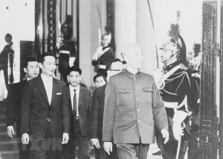 Trong suốt gần 5 năm đàm phán ở Paris, đồng chí Lê Đức Thọ được ví như "vị tướng ngoài biên ải," là người góp phần to lớn vào tiến trình đàm phán, buộc Mỹ phải ký kết Hiệp định Paris, chấm dứt chiến tranh, lập lại hòa bình ở Việt Nam (27/1/1973). (Ảnh: TTXVN)