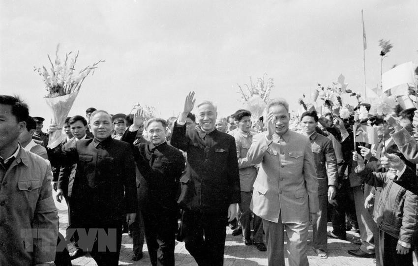 Nhân dân Hà Nội nồng nhiệt đón chào cố vấn đặc biệt Lê Đức Thọ và Bộ trưởng Ngoại giao Nguyễn Duy Trinh trở về, sau khi ký chính thức Hiệp định về chấm dứt chiến tranh, lập lại hòa bình ở Việt Nam tại Paris (2/1973). (Ảnh: TTXVN)