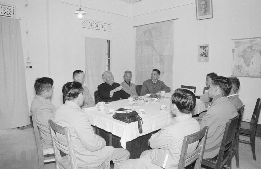 Tỉnh ủy Thanh Hóa đến thăm và chúc Tết đồng chí Lê Đức Thọ nhân dịp Tết Nguyên đán Giáp Dần (1974). (Ảnh: TTXVN)