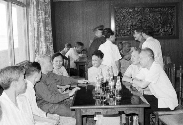 Đồng chí Lê Đức Thọ và các đồng chí lãnh đạo Đảng, Nhà nước, Mặt trận Dân tộc Giải phóng miền Nam Việt Nam dự lễ mừng chiến thắng giải phóng miền Nam, thống nhất Tổ quốc (15/5/1975). (Ảnh: TTXVN)