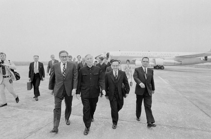 Cố vấn đặc biệt Lê Đức Thọ đón Tiến sỹ Henry Kissinger, trợ lý của Tổng thống Mỹ tại sân bay trong chuyến thăm Hà Nội (10/2/1973). (Ảnh: TTXVN)
