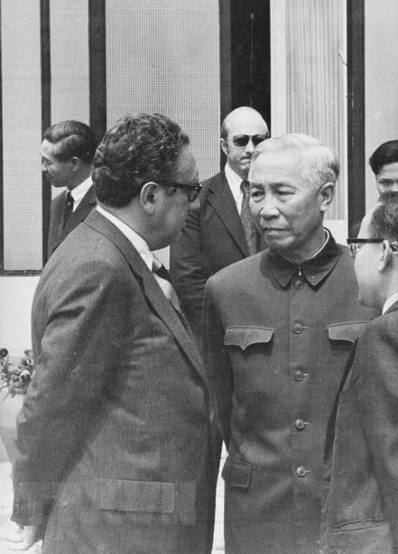 Đồng chí Lê Đức Thọ, Cố vấn đặc biệt của Đoàn đại biểu Chính phủ Việt Nam Dân chủ Cộng hòa và Cố vấn đặc biệt của Tổng thống Mỹ, Tiến sỹ Henry Kissinger, sau buổi họp riêng cuối cùng trước khi ký Hiệp định Paris, chấm dứt chiến tranh, lập lại hòa bình ở Việt Nam (1/1973). (Ảnh: TTXVN)
