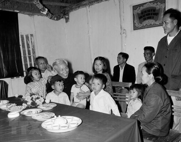 Chiều mùng 1 Tết nguyên đán Giáp Dần 1974, đồng chí Lê Đức Thọ, Ủy viên Bộ Chính trị đến thăm các cháu nhỏ là con cán bộ miền Nam đang điều dưỡng ở Miền Bắc. (Ảnh: TTXVN)