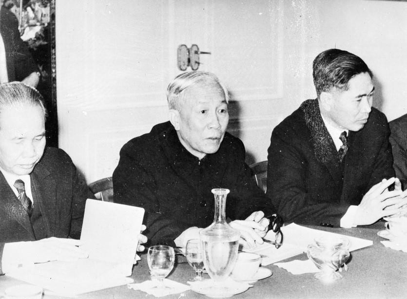 Trong suốt gần 5 năm đàm phán ở Paris, đồng chí Lê Đức Thọ được ví như "vị tướng ngoài biên ải," người góp phần to lớn vào tiến trình đàm phán, buộc Mỹ phải ký kết Hiệp định Paris, chấm dứt chiến tranh, lập lại hòa bình ở Việt Nam (1/1973). (Ảnh: TTXVN)