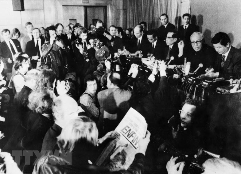 Đồng chí Lê Đức Thọ, Cố vấn đặc biệt của Đoàn đại biểu Chính phủ Việt Nam Dân chủ Cộng hòa họp báo, giới thiệu nội dung Hiệp định Paris về việc chấm dứt chiến tranh, lập lại hòa bình ở Việt Nam vừa được ký tắt (24/1/1973). (Ảnh: TTXVN)