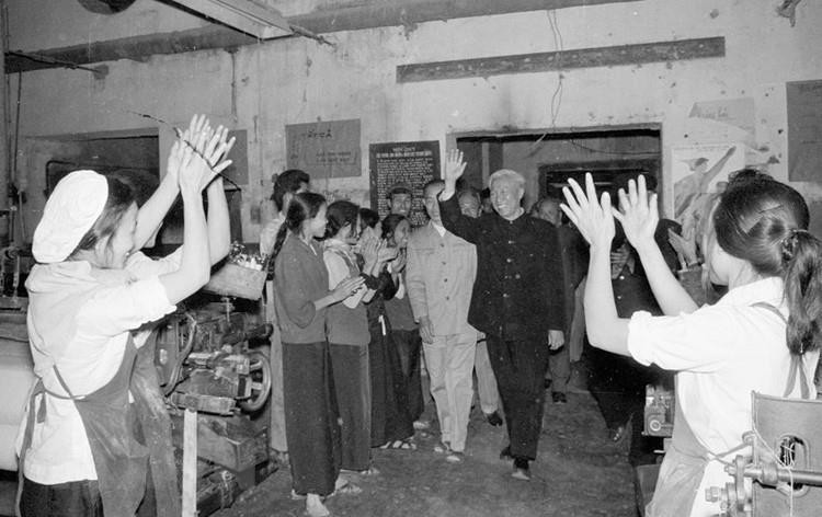 Sáng mùng 3 Tết Nguyên đán Giáp Dần 1974, đồng chí Lê Đức Thọ, Ủy viên Bộ Chính trị đến thăm, chúc Tết cán bộ, công nhân Nhà máy liên hợp dệt Nam Định. (Ảnh: TTXVN)
