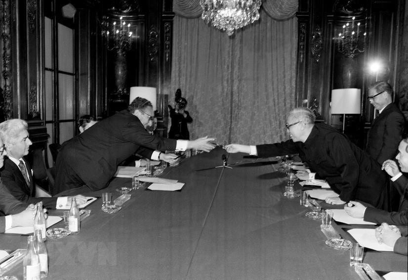 Đồng chí Lê Đức Thọ, Cố vấn đặc biệt của Đoàn đại biểu Chính phủ Việt Nam Dân chủ Cộng hòa và Cố vấn đặc biệt của Tổng thống Mỹ, Tiến sỹ Henry Kissinger, trao tặng bút cho nhau sau khi ký tắt Hiệp định Paris, chấm dứt chiến tranh, lập lại hòa bình ở Việt Nam (1/1973). (Ảnh: TTXVN)