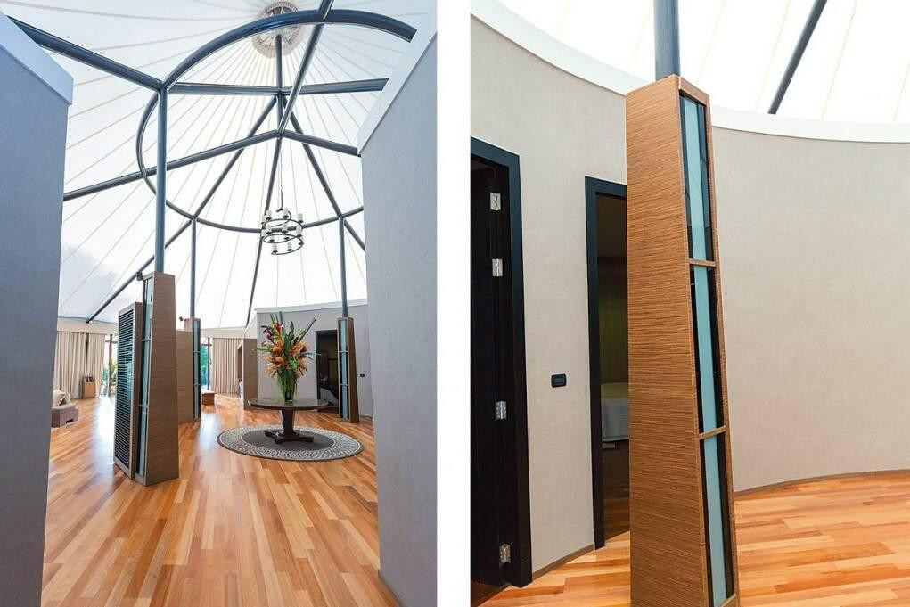 Bộ phận trụ đỡ của ngôi nhà là bốn cột kim loại được thiết kế vô cùng chắc chắn ở trung tâm nhà để cùng hỗ trợ toàn bộ cấu trúc mái.