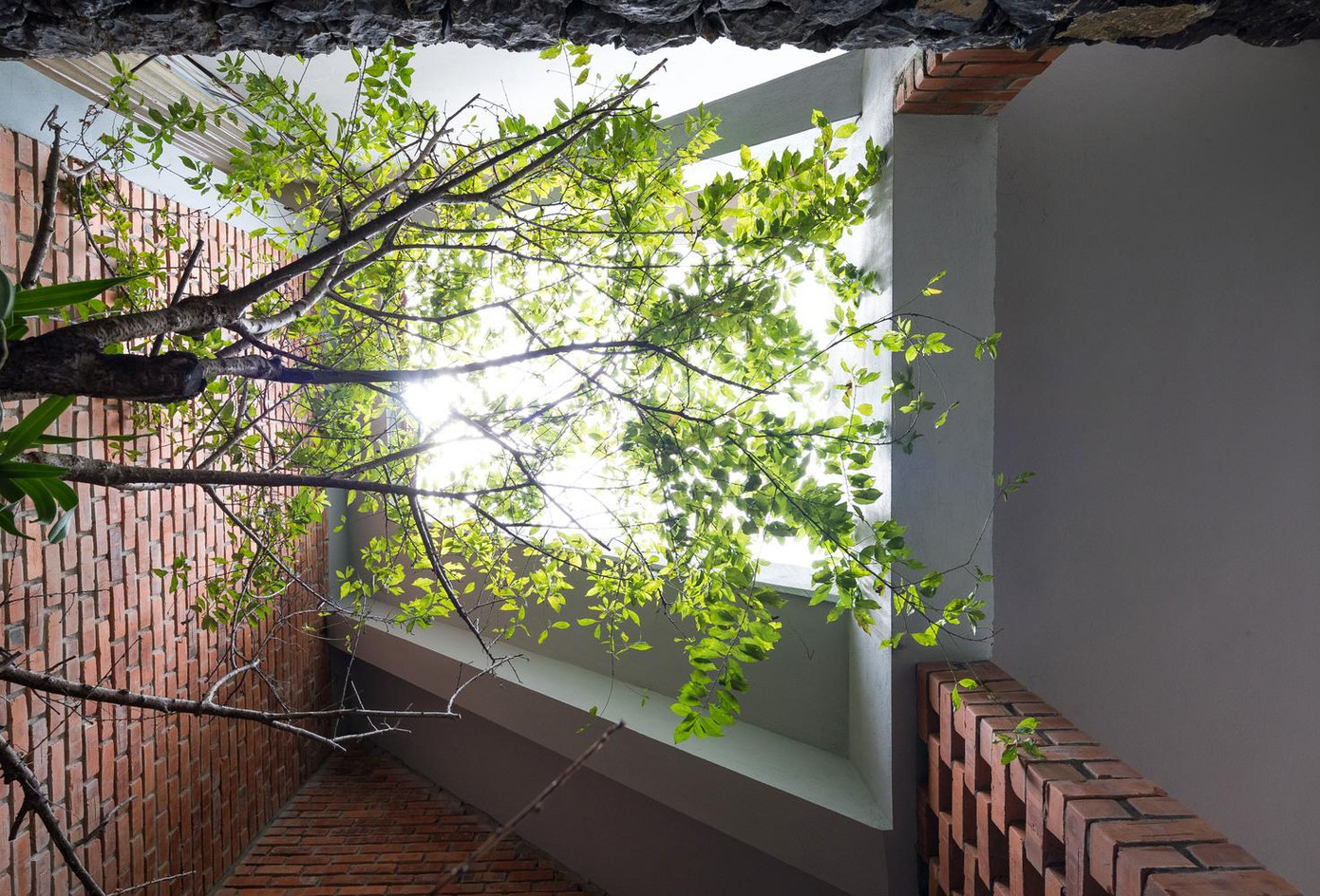 Phòng ngủ được thiết kế riêng biệt ở phía sau, đảm bảo tính riêng tư, tăng sự yên tĩnh mỗi khi nhà đông khách đến chơi. Mỗi phòng ngủ đều đảm bảo có cửa sổ, ánh sáng tự nhiên, bóng cây và nắng gió ngập tràn.