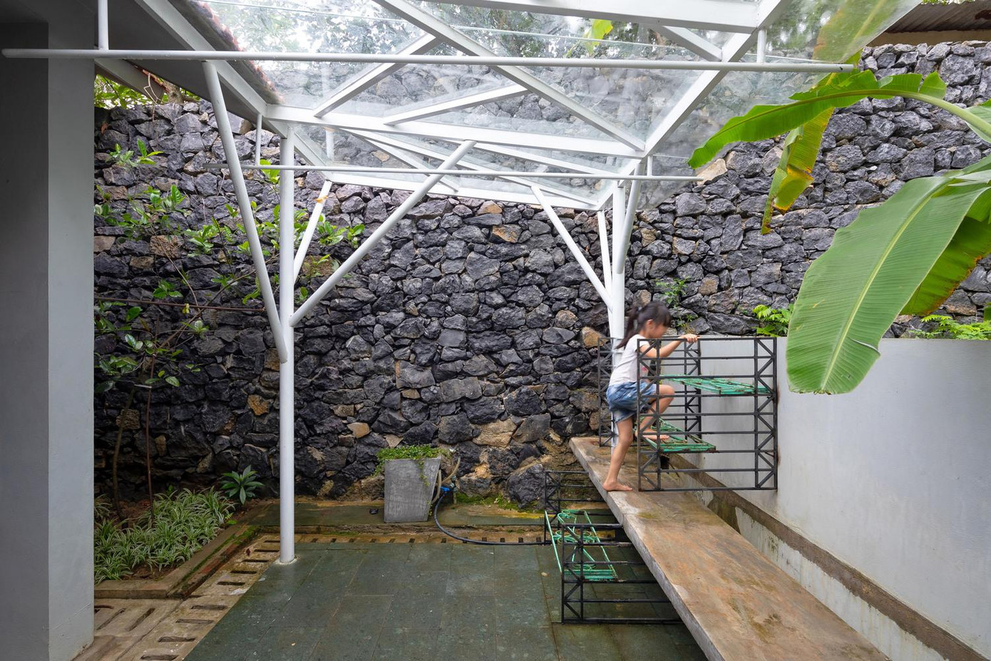 Sân chơi phía sau cùng, giáp với đồi đá nhỏ dành riêng cho trẻ em và chủ nhà mỗi khi cần yên tĩnh đọc những cuốn sách yêu thích.