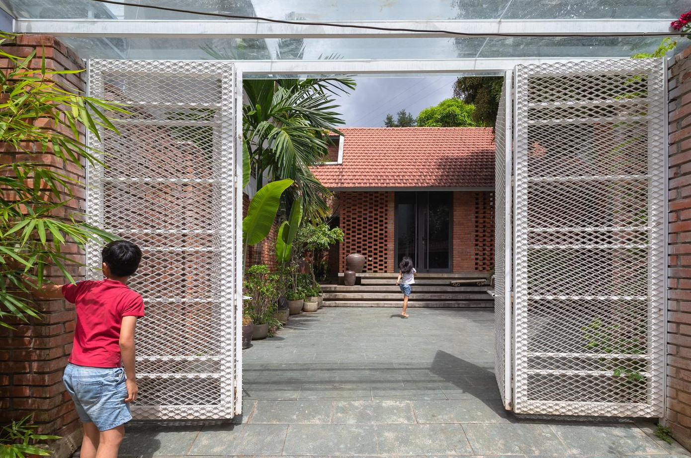 Luôn mơ ước về ngôi nhà cấp 4 từng gắn liền với tuổi thơ của mình bên cha mẹ nên một người đàn ông sau khi chuyển lên vùng núi Tây Bắc công tác và sinh sống đã nhờ kiến trúc sư (KTS) hiện thực hóa ước mơ của mình.