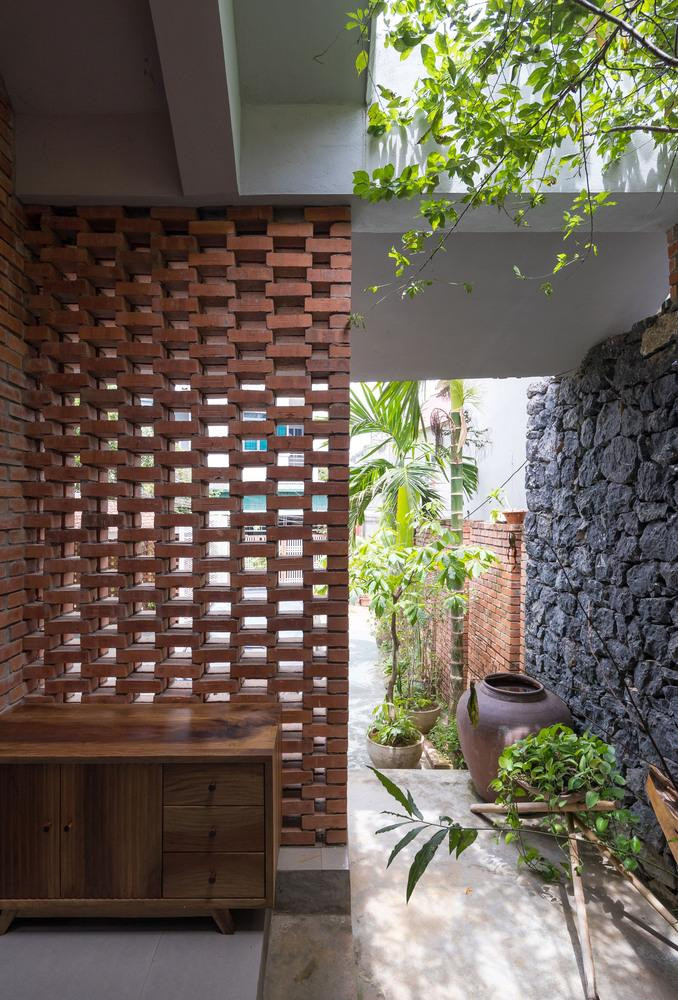 Công trình rộng 180m2 được xây dựng theo kiểu nhà cấp 4 với cao độ được tăng dần khi đi từ ngoài vào trong. Sự độc đáo của ngôi nhà là toàn bộ các bức tường đều xây bằng gạch đỏ không trát, mái lợp ngói đỏ đậm chất miền quê Bắc Bộ.