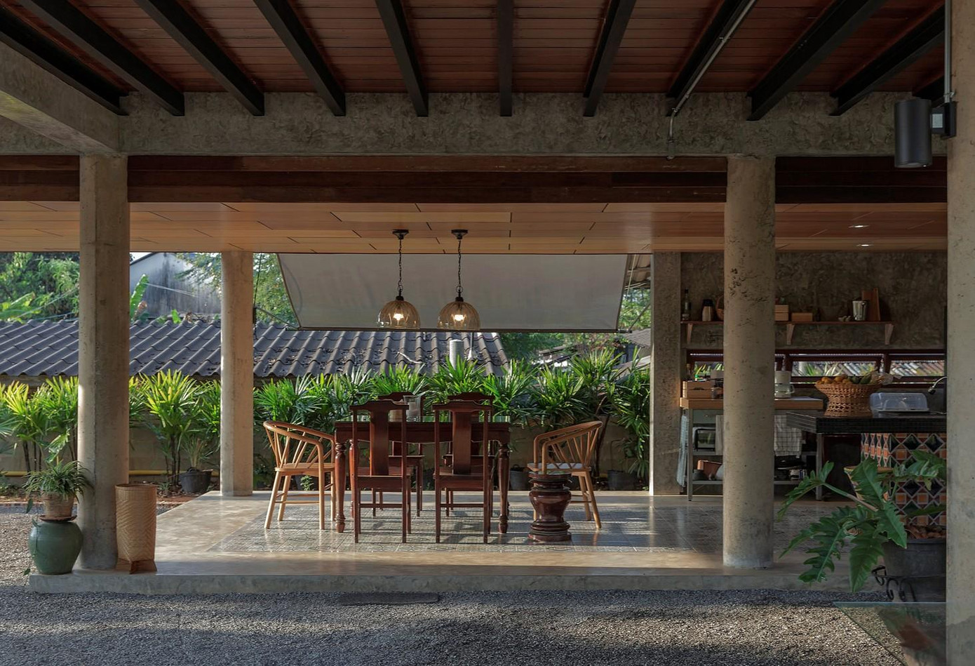 Theo đặc trưng của người Thái Lan, tầng trệt bao gồm bếp và khu vực ăn uống, đóng vai trò là khu vực sinh hoạt chung.