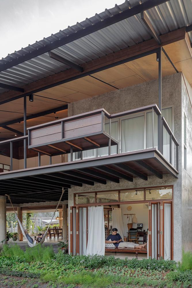 Nhờ thiết kế này, gia chủ không chỉ tiết kiệm được chi phí xây dựng tầng trệt mà còn giúp cho ngôi nhà truyền thống trở nên hiện đại và bắt mắt hơn.