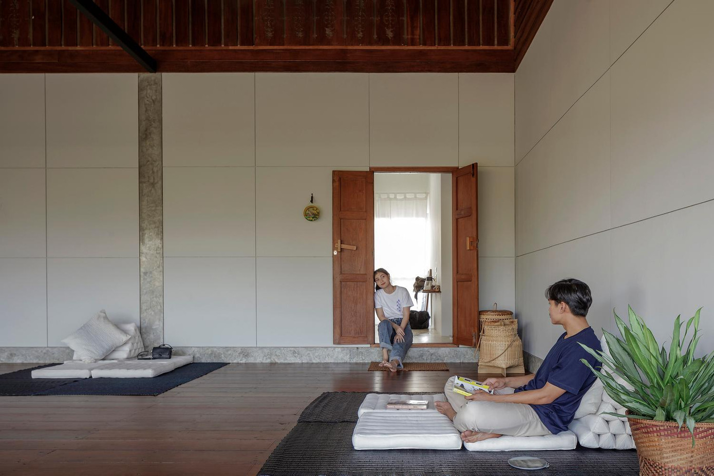 Ở tầng trên của nhà sàn, ngoài khu vực phòng ngủ còn có một khu vực phòng sinh hoạt chung ở giữa nhà, đây là nơi các thành viên có thể giải trí hoặc ngồi trò chuyện với nhau.