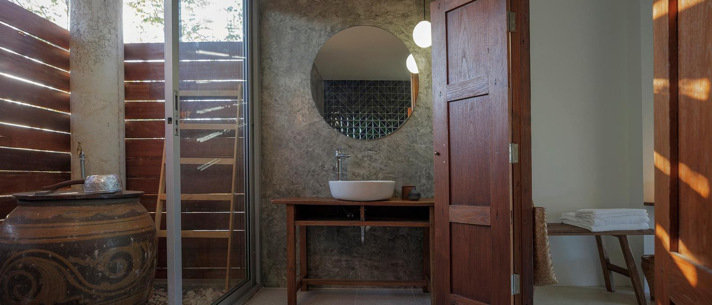 Thay vì dùng vòi hoa sen thì gia chủ sử dụng lu nước để tắm theo đúng thói quen đặc trưng của người Thái Lan.