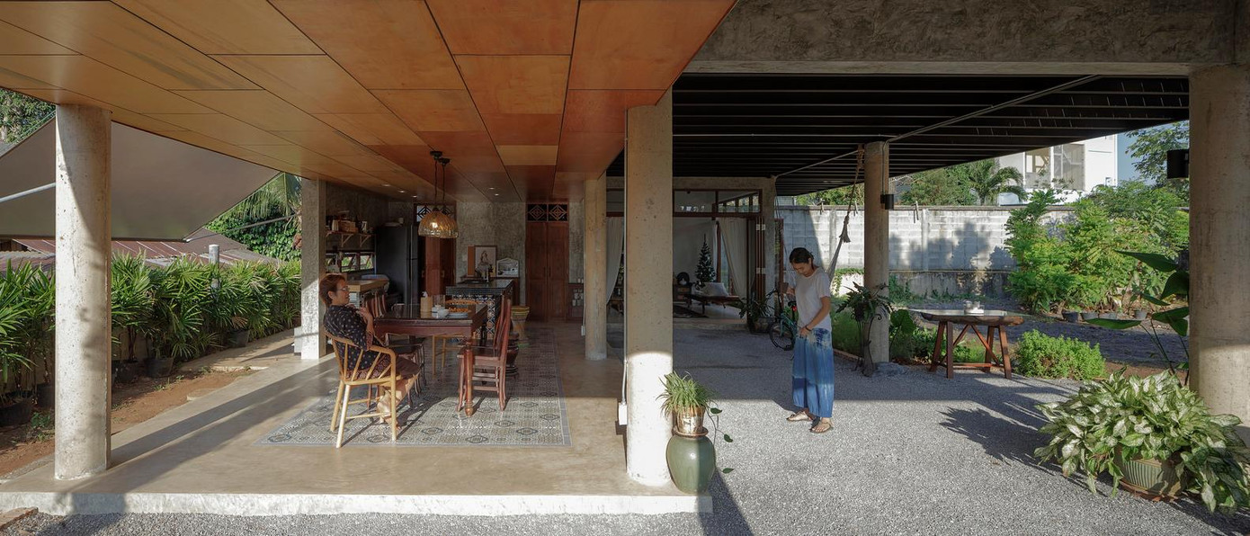 Đây được coi là khu vực bán ngoài trời để cảnh quan tràn vào không gian bên trong tầng trệt để nơi này luôn có ánh nắng tự nhiên và gió mát.