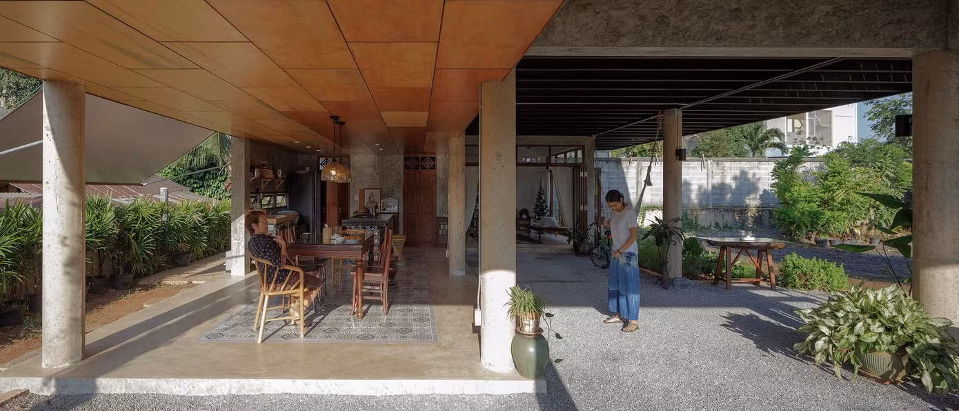 Đây được coi là khu vực bán ngoài trời để cảnh quan tràn vào không gian bên trong tầng trệt để nơi này luôn có ánh nắng tự nhiên và gió mát.