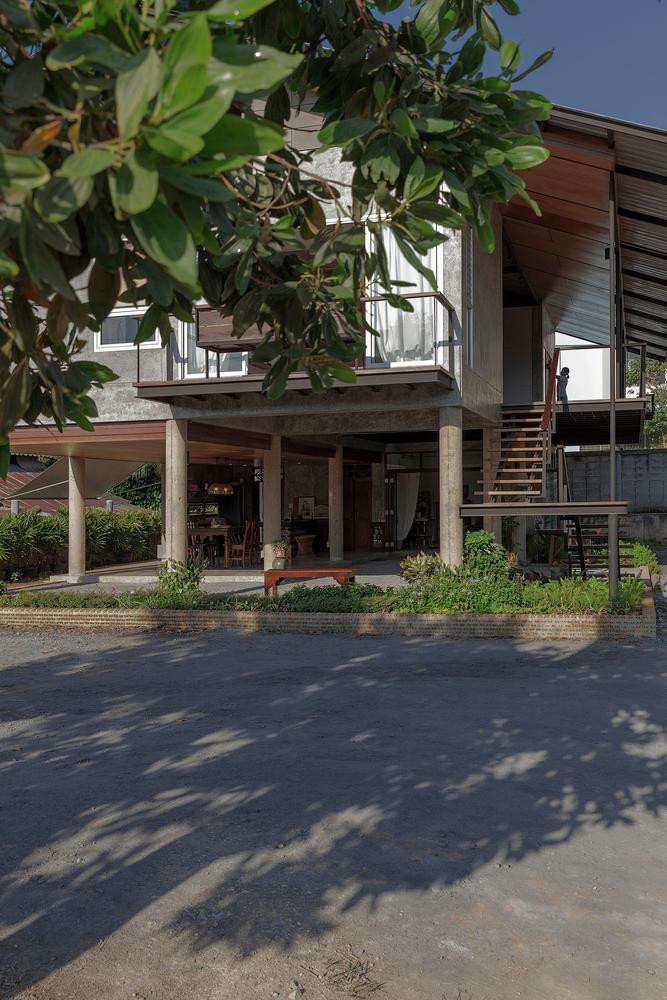 Căn nhà được xây dựng với mục đích là nơi nghỉ ngơi cho gia đình cô chủ nên thiết kế ít phòng chức năng hơn, không có phòng thay đồ, không có TV hay khu vực làm việc, chỉ cần có diện tích cần thiết.