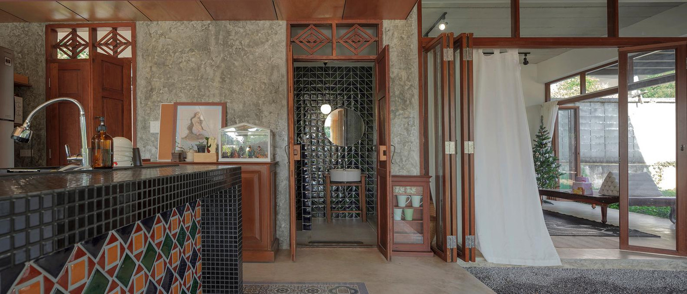 Các cửa trong nhà đều ưu tiên sử dụng cửa kính khung gỗ có rèm che để ánh sáng luôn có mặt ở mọi không gian.