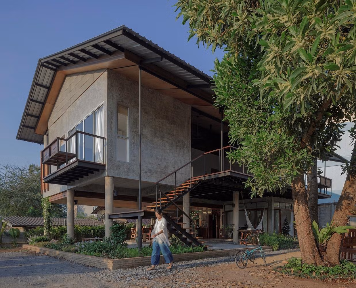 Đây là ngôi nhà sàn rộng 250m2 mang phong cách bản địa của một cô gái sinh ra ở Chanthaburi, tỉnh East Coast của Thái Lan.