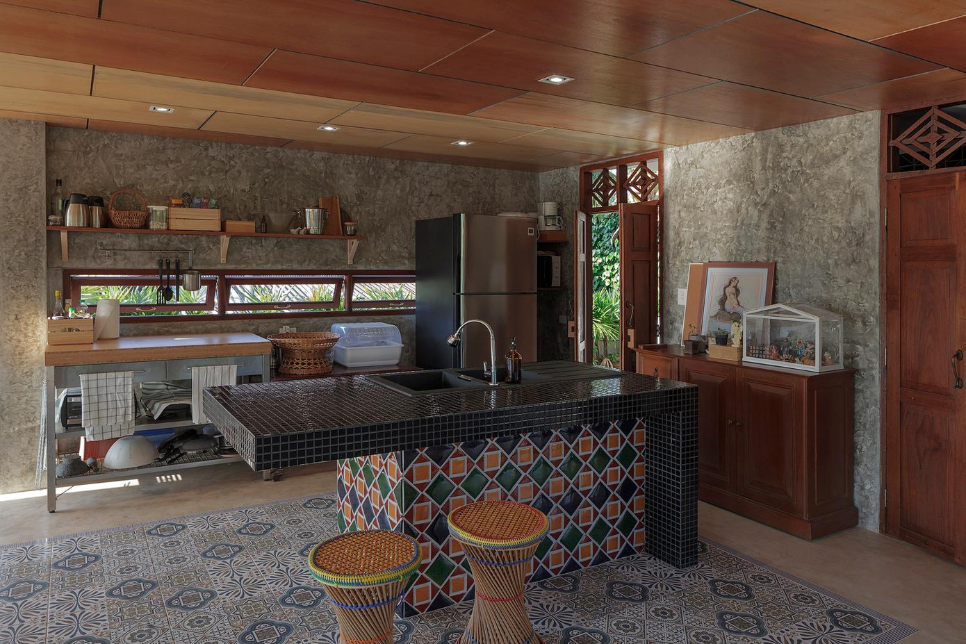 Để đảm bảo đúng đặc trưng của ngôi nhà sàn, các đồ vật trong nhà đều ưu tiên sử dụng vật liệu gỗ, mây, tre đan tạo sự gần gũi và ấm áp cho không gian.