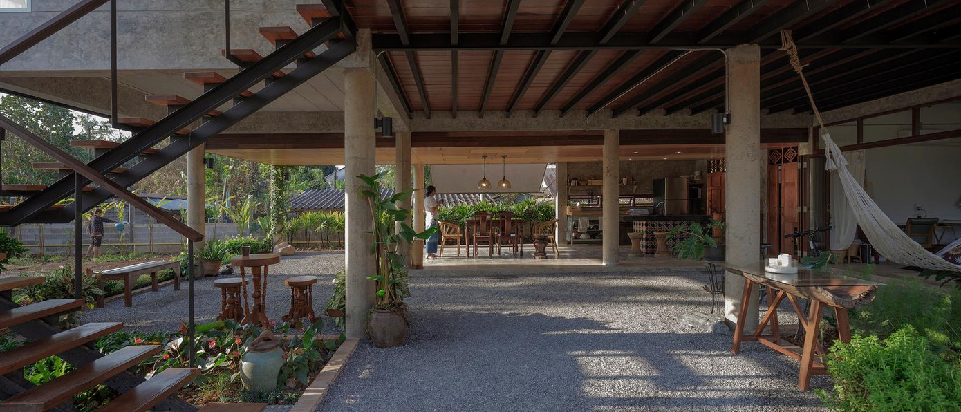 Thang gỗ dẫn lên tầng trên trong khi mái nhà được làm bằng tôn để tiết kiệm chi phí.